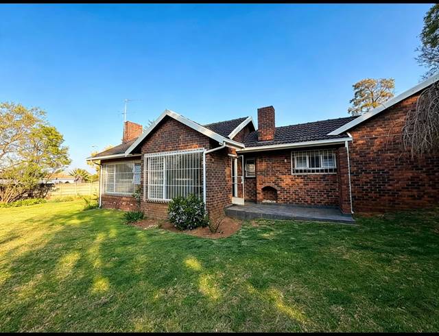 4 BEDROOM HOUSE FOR SALE IN VAN RIEBEECK PARK